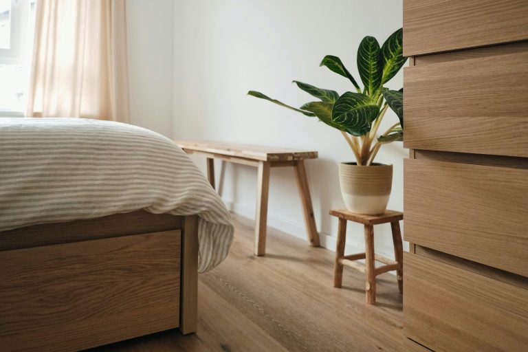 Over ons Professionele renovatie van de woonkamer met beschermde meubels en vloerbekleding